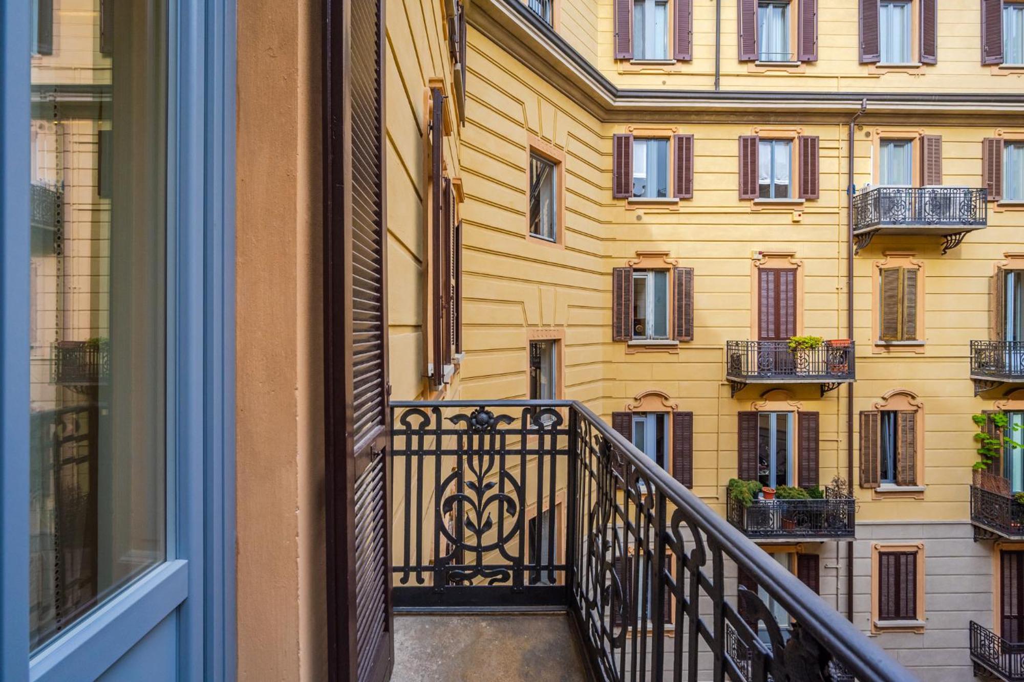 Modern 3-room Flat - Near Metro & Park Apartment