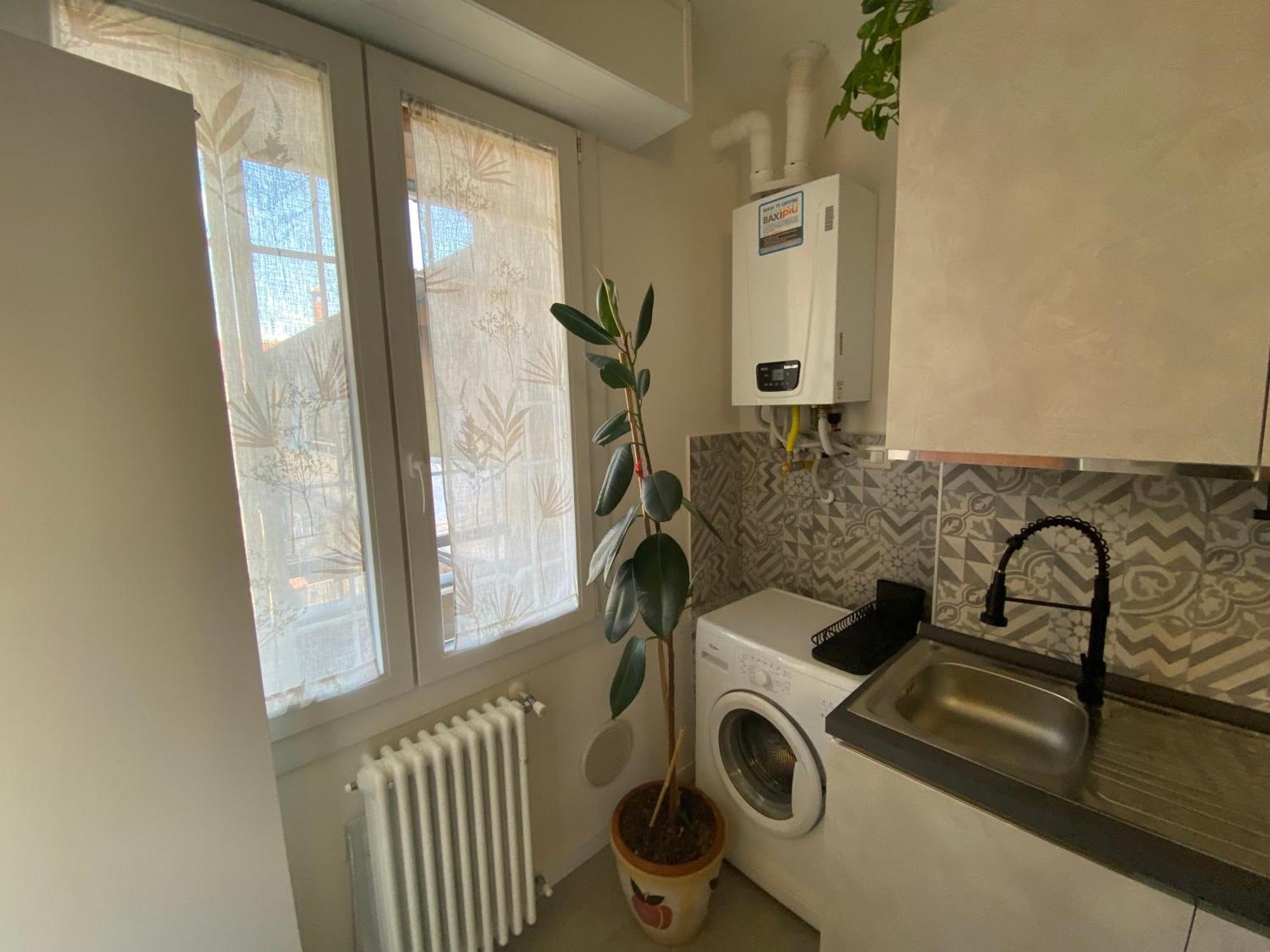 Renovated With Two Single Beds Apartment *