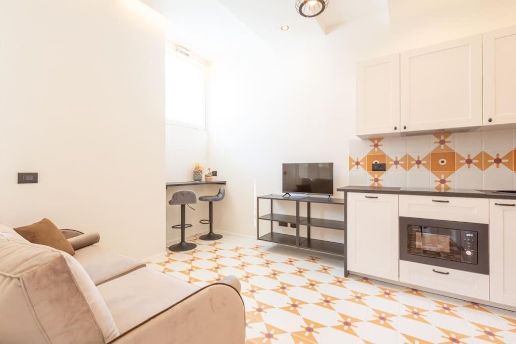 4fo6 Navigli-duomo -yellow Chic - Milan