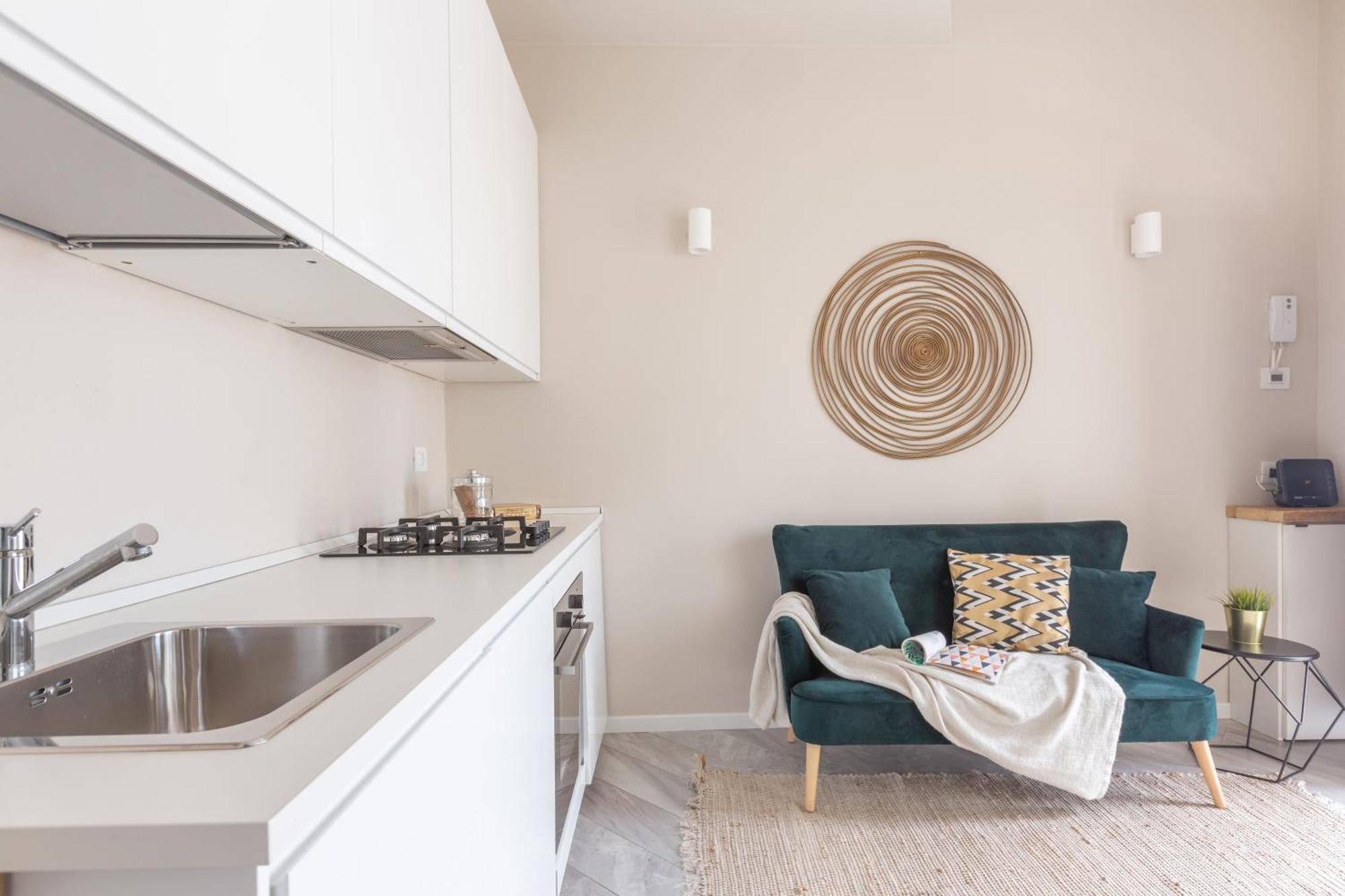 Apartment Stylish Skyline View Modern Amenities *