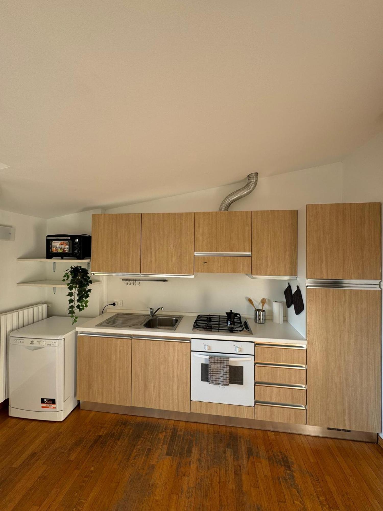Attico Con Balcone In Centro A Isola Apartment