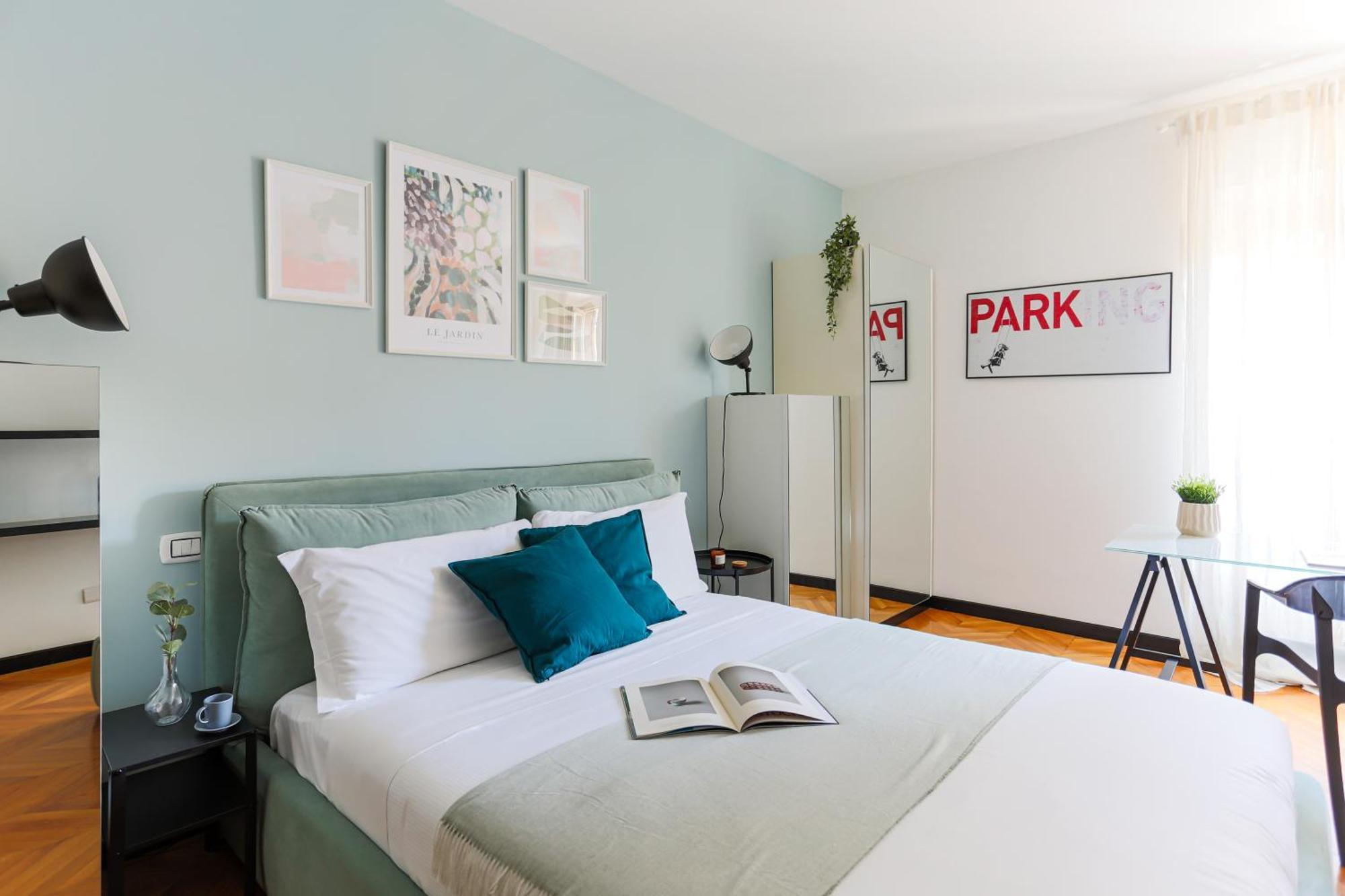 The Rent - Colorful In Station Apartment