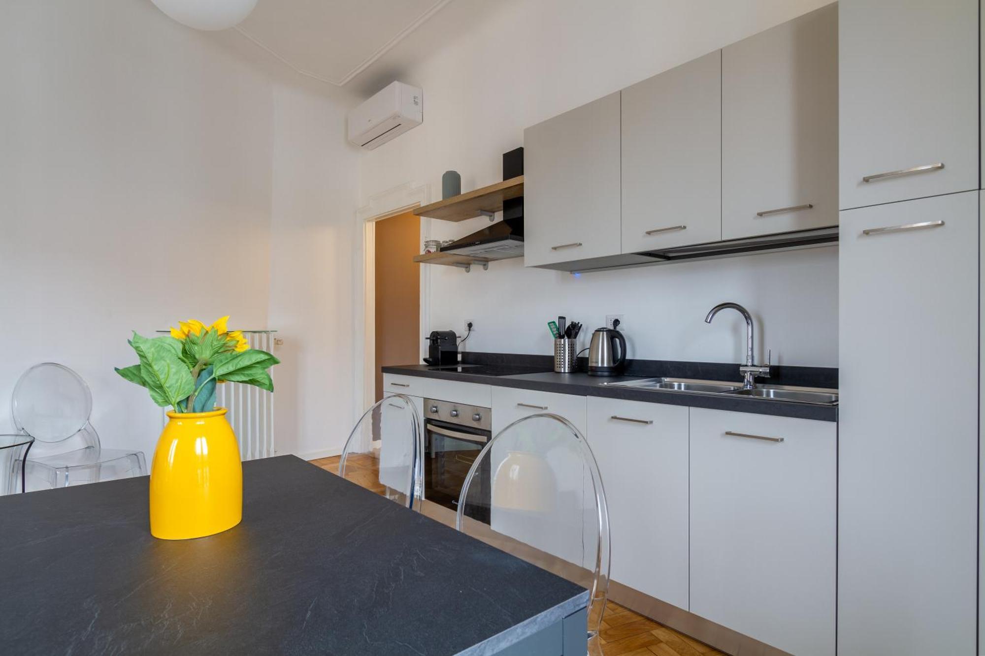 In Historic Building- Porta Venezia Appartamento