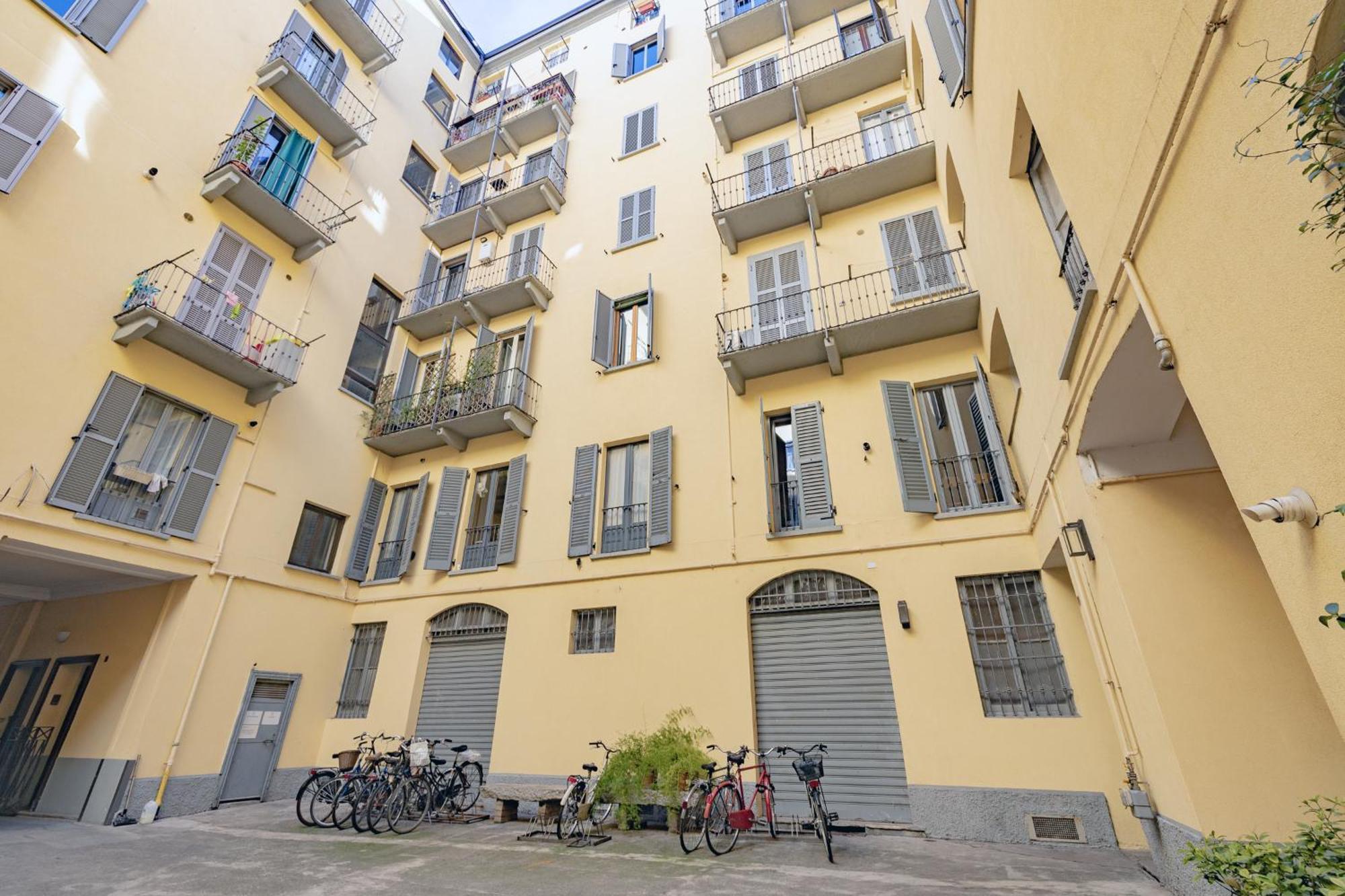 Vintage Gem - 8 Min Duomo Apartment Milan