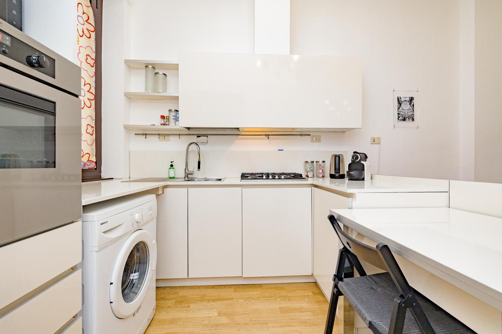 Minimal Apartment Near Bocconi University Milão