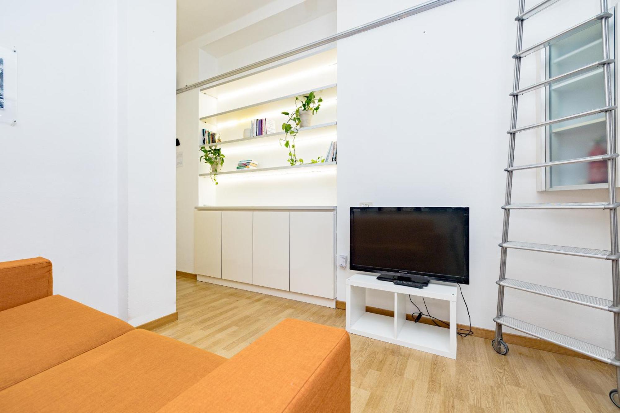 Minimal Apartment Near Bocconi University *