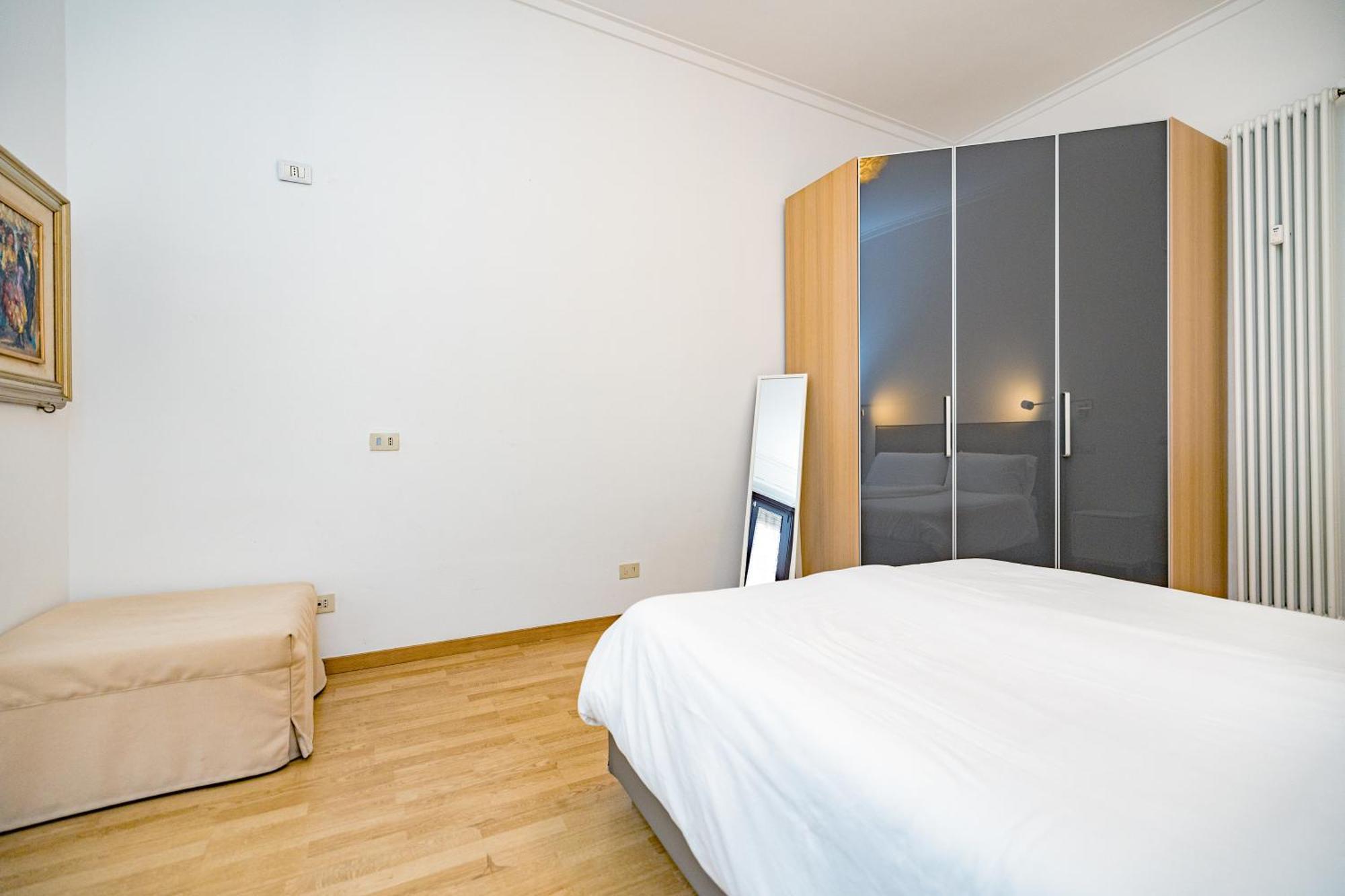 Minimal Apartment Near Bocconi University Milão