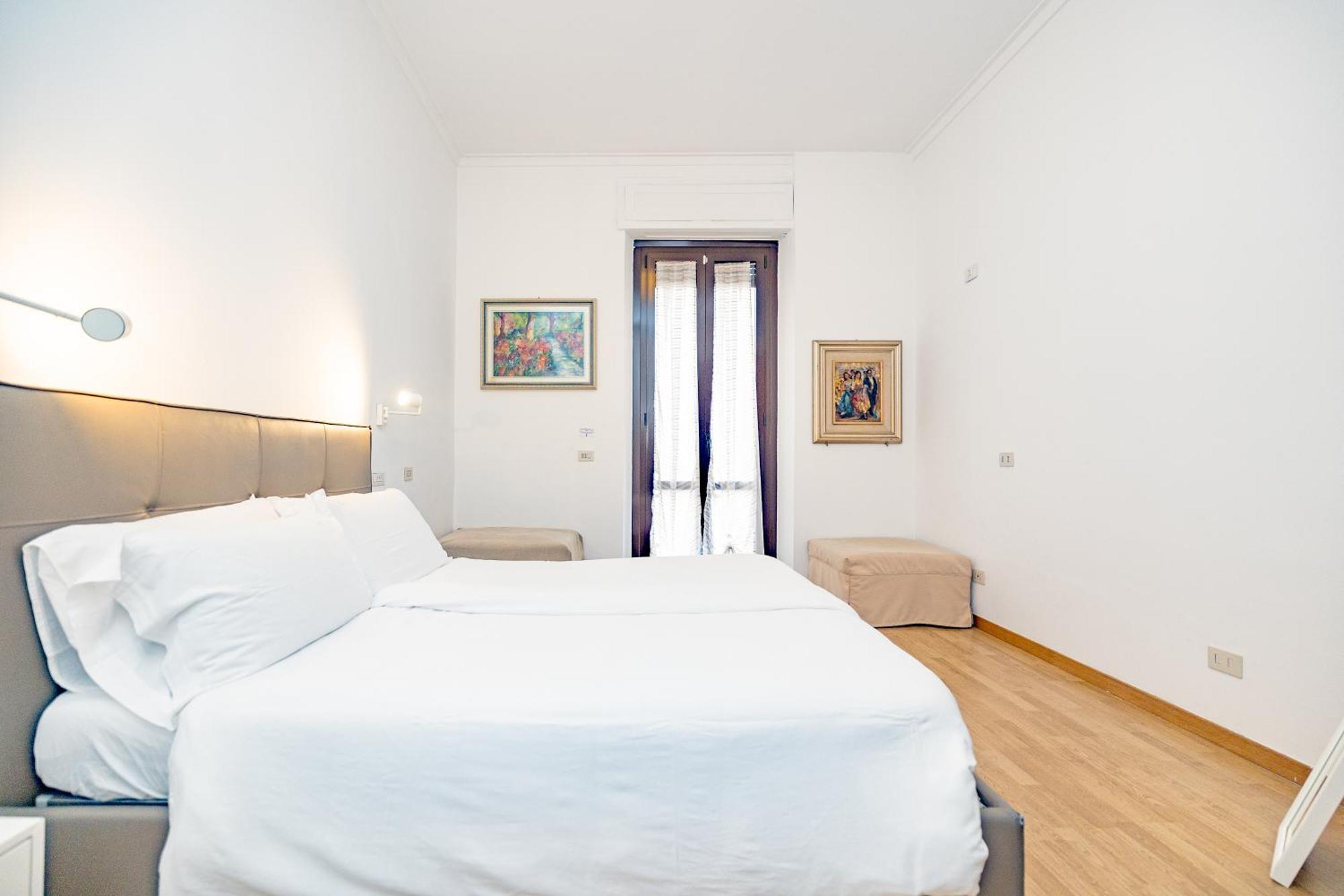 Minimal Apartment Near Bocconi University Milão