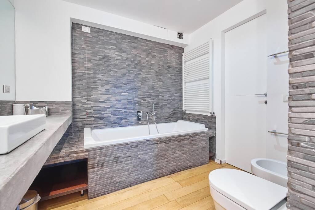 Ampia Casa Indipendente Con Giardino Privato *