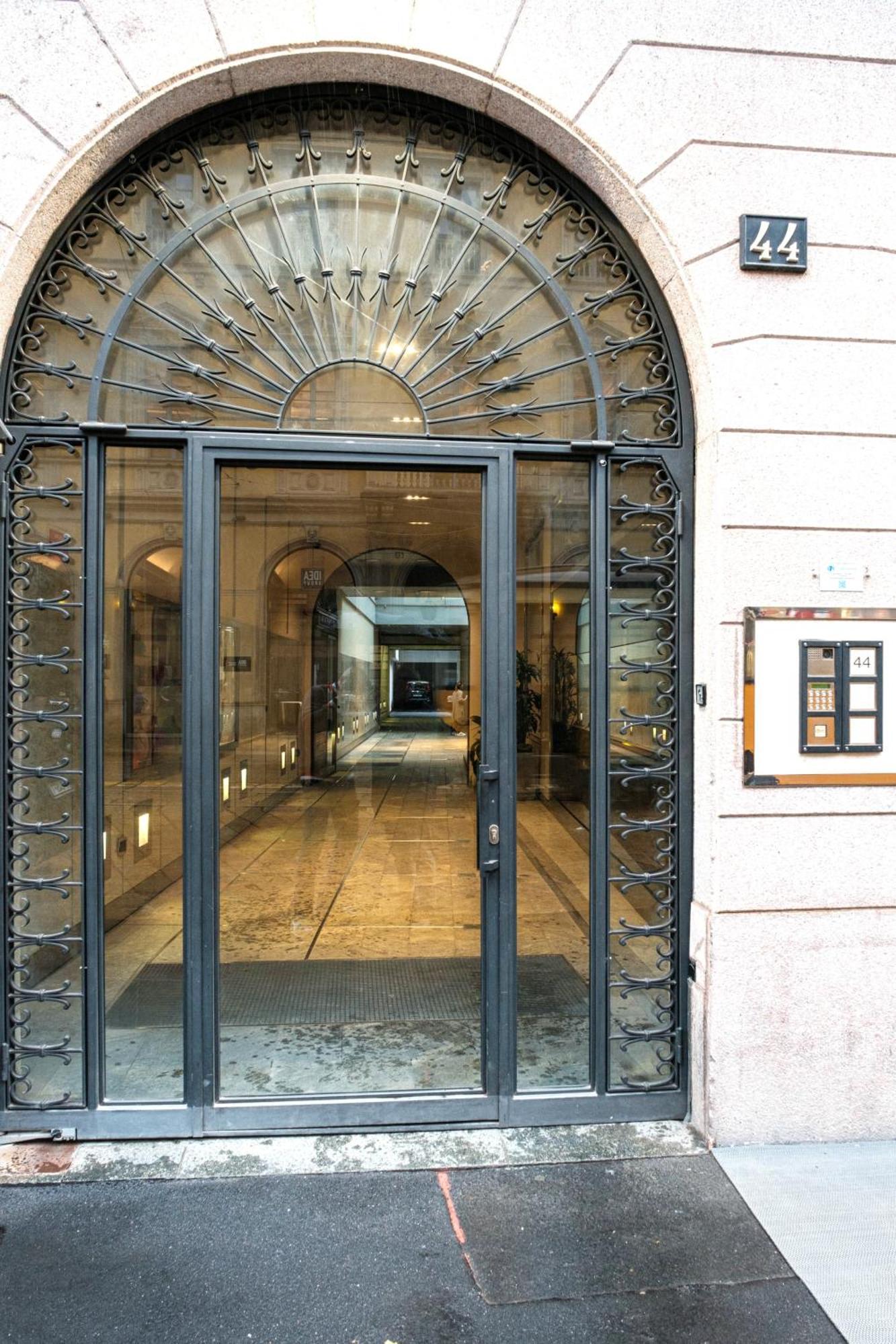 Manzoni 44 *
