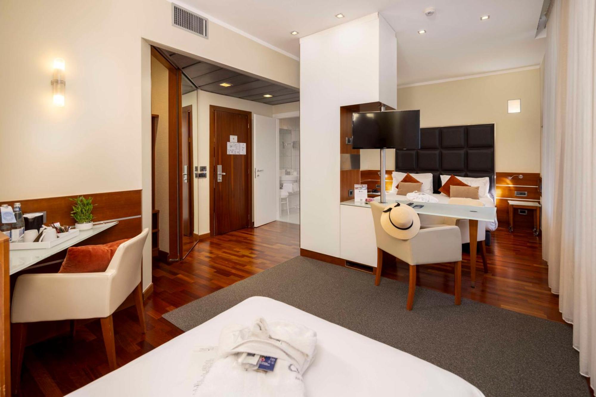 Western Madison Hotel 4*