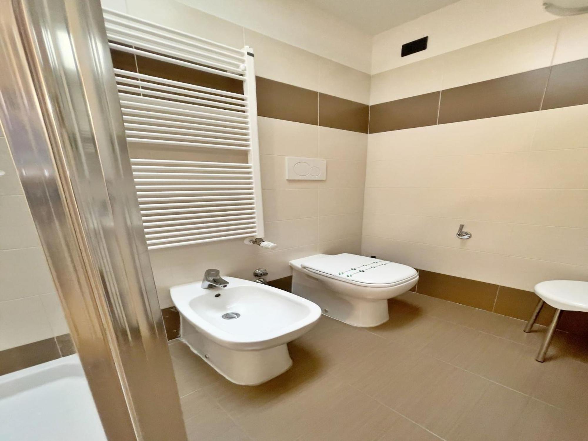 Modern Near Center Apartment *