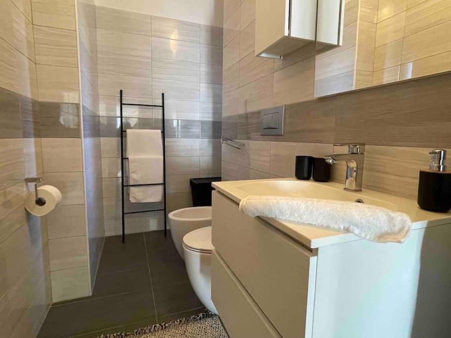 Artsy Flat With Shared Pool Apartment