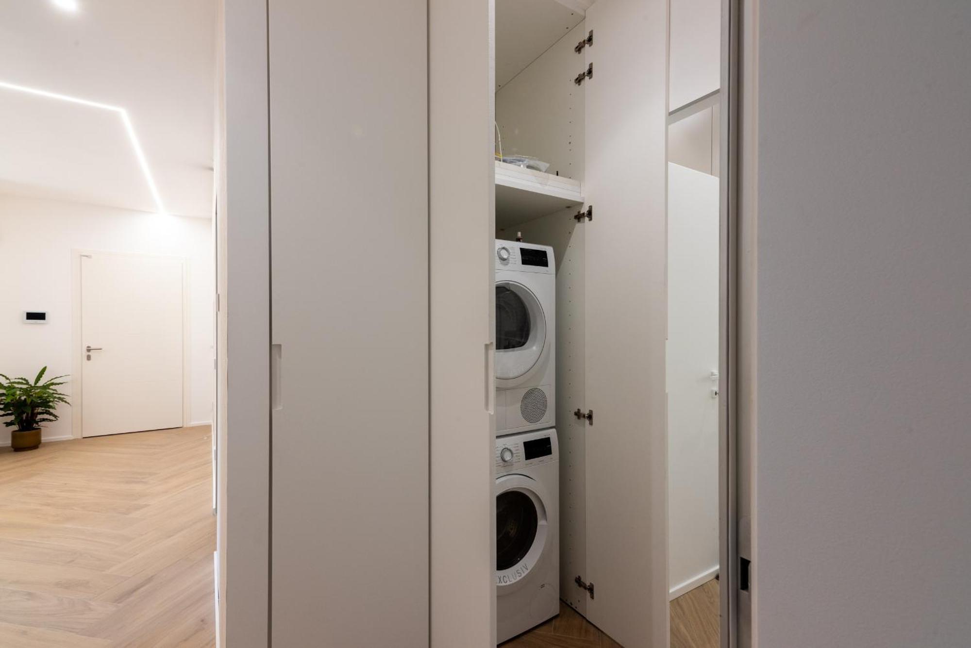 White House Con Posti Auto Apartment Milan