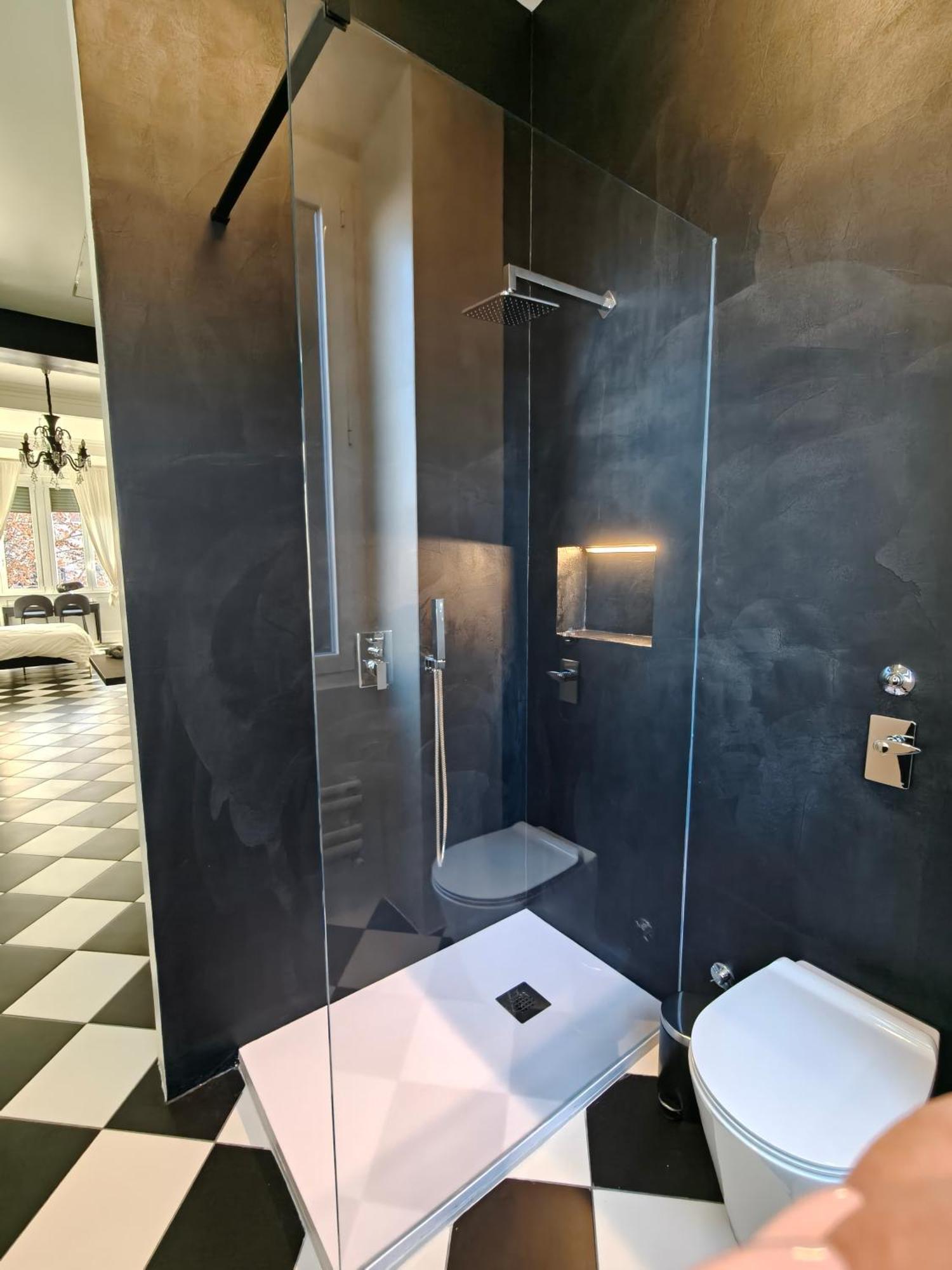 Black And White In Downtown With Ac, Wifi And Subway M1 M2 Airoport Connected, Station Apartment Milan