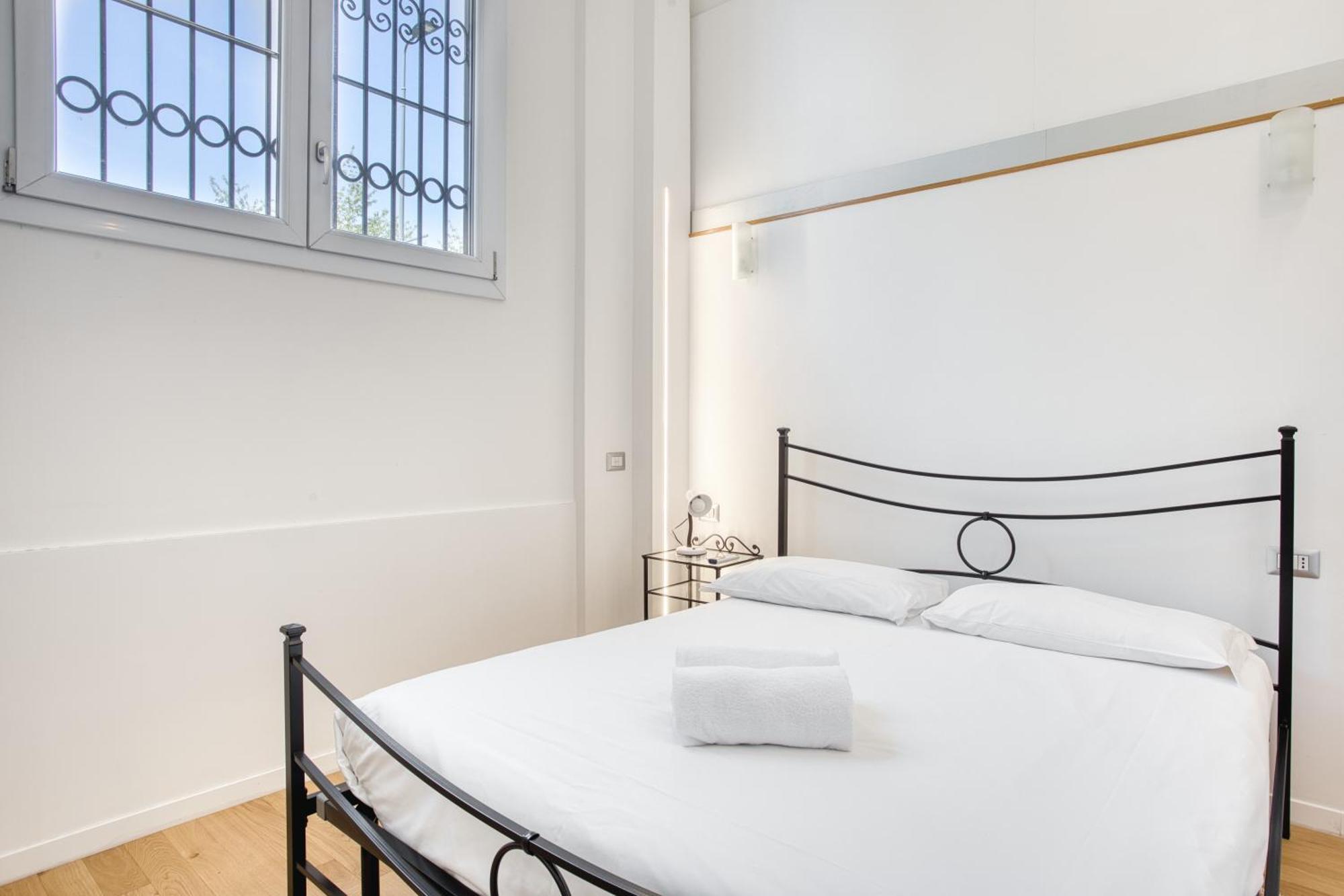 Walk To Navigli - Via Gola - 2 Bedrooms Apartment