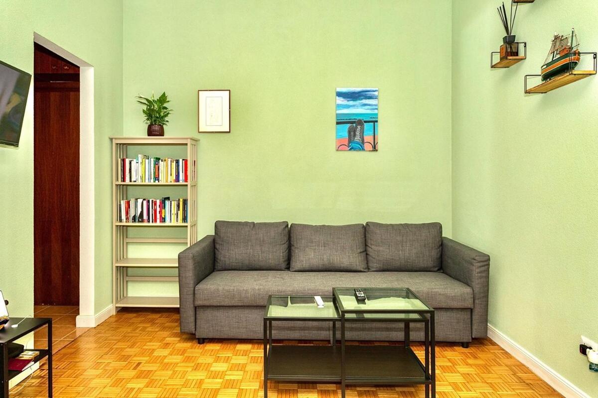 Cozy One-bedroom In Apartamento *