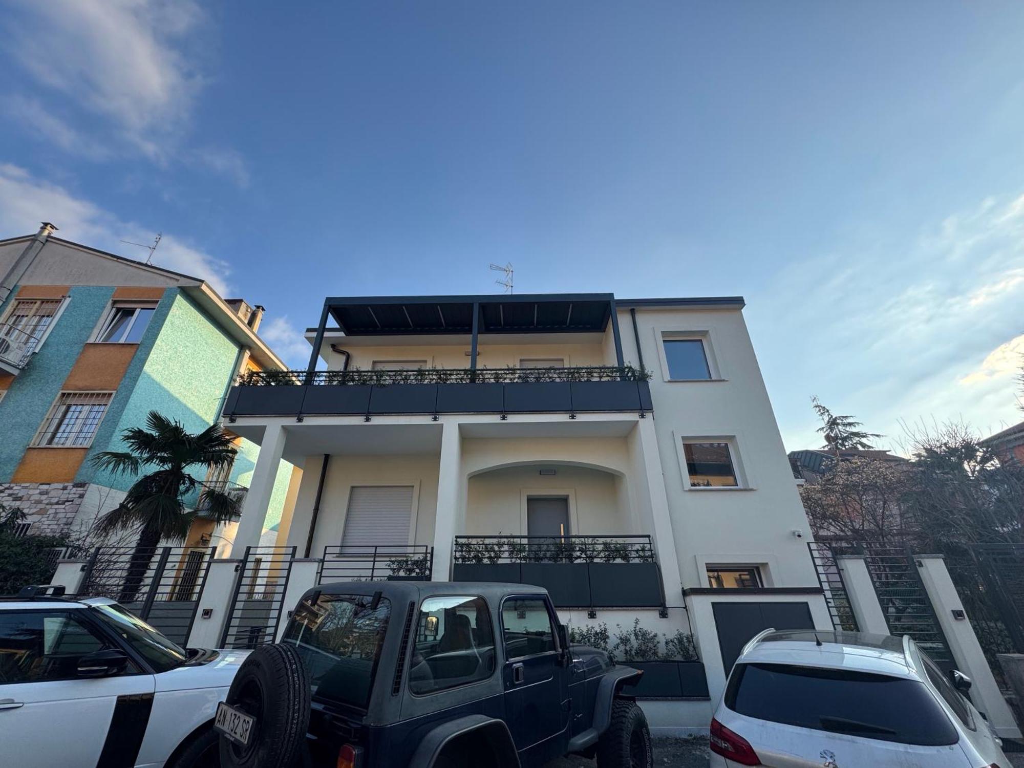 White House Con Posti Auto Milan