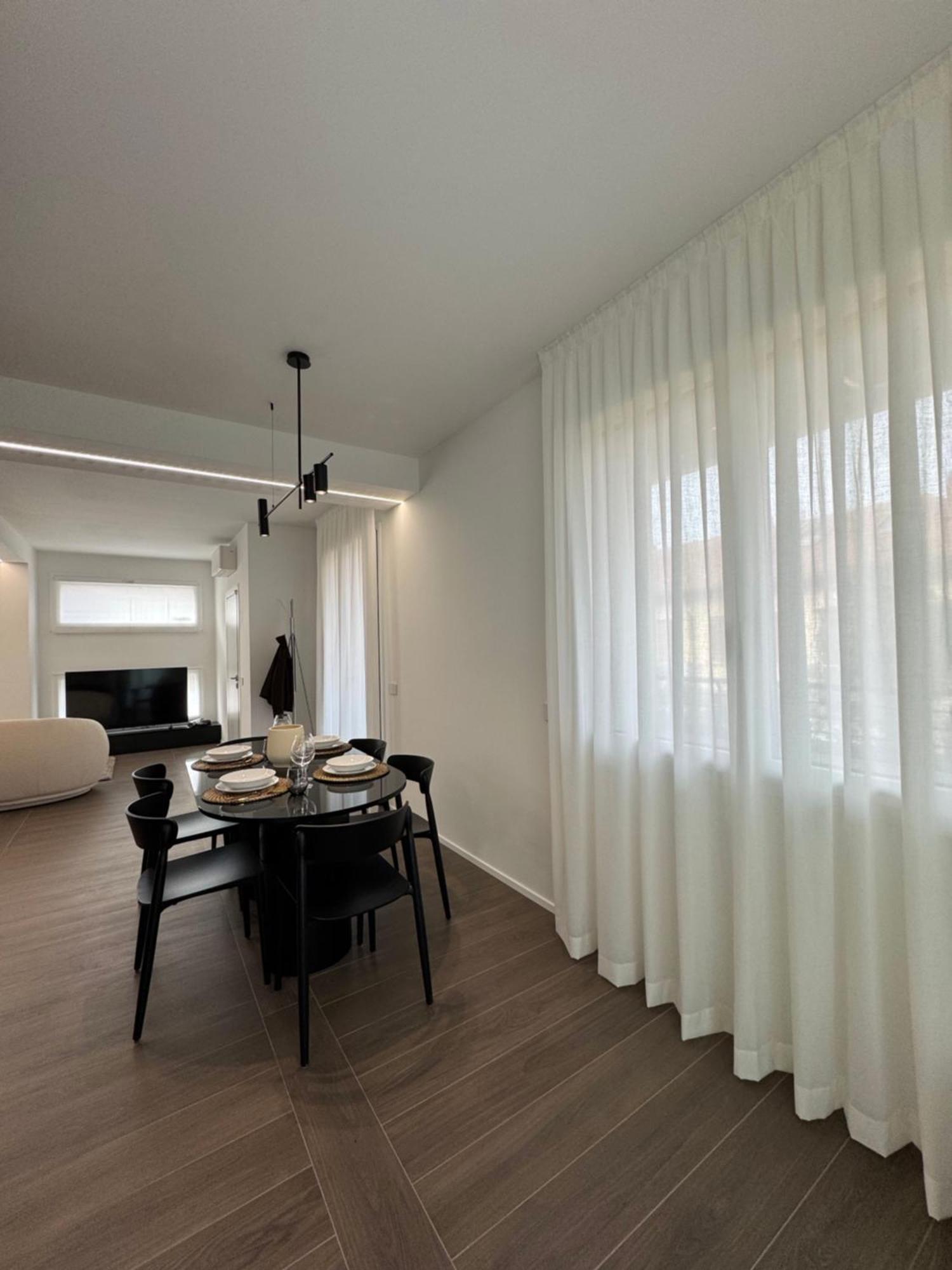 Apartment White House Con Posti Auto