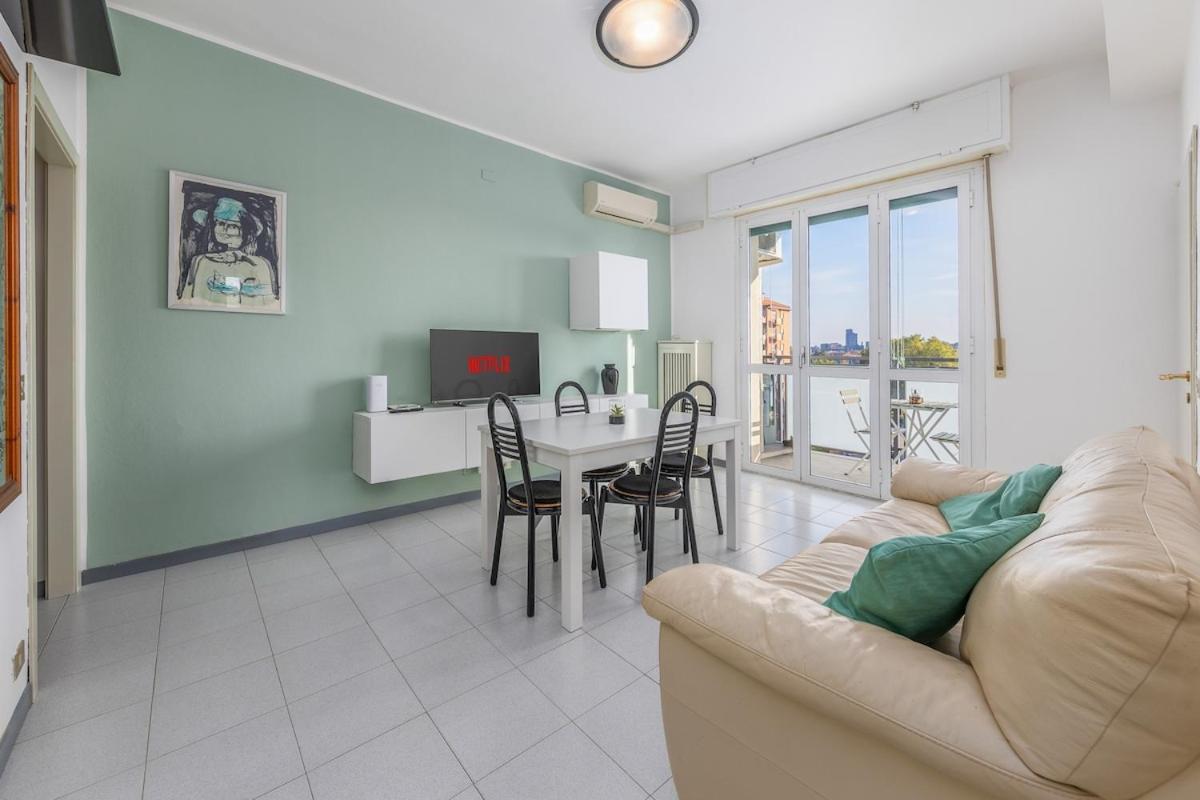 Easy Parking - 5 Min To Metro - Balcony - Quiet Apartment *