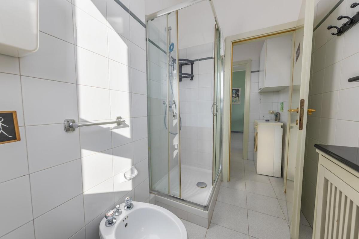 Easy Parking - 5 Min To Metro - Balcony - Quiet Apartment Milan