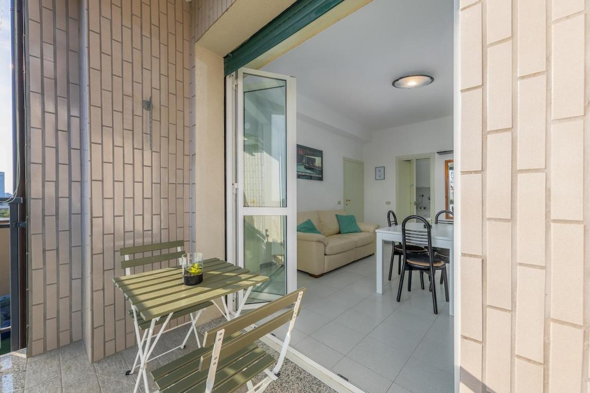 Easy Parking - 5 Min To Metro - Balcony - Quiet