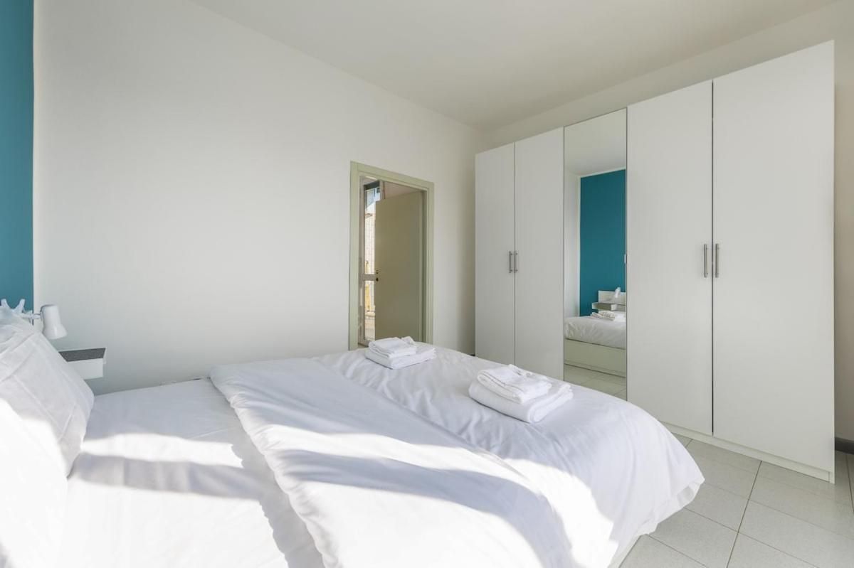 Easy Parking - 5 Min To Metro - Balcony - Quiet Apartment *