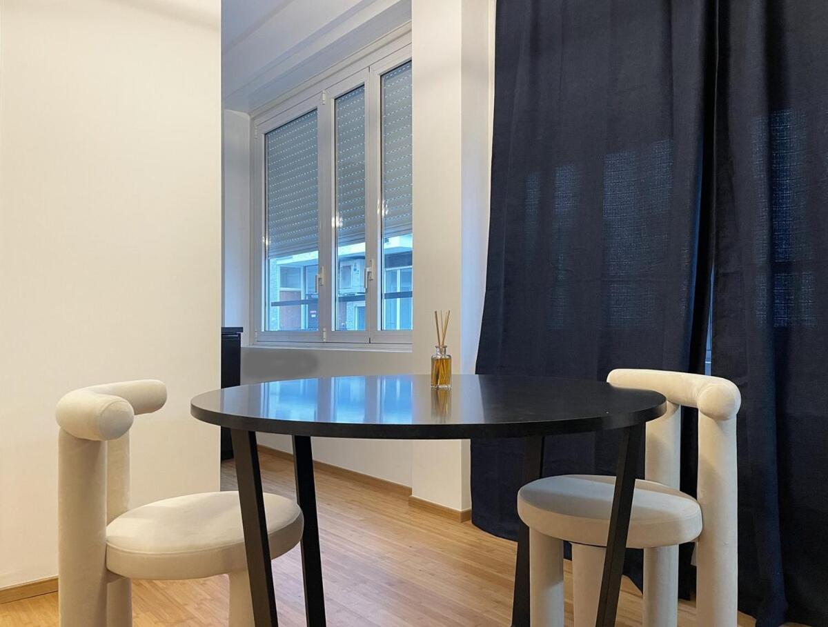 Eleganza Milanese Near Duomo & Metro Apartment *