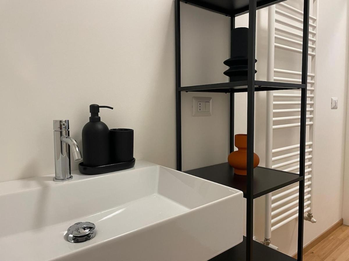 Eleganza Milanese Near Duomo & Metro Apartment Milan