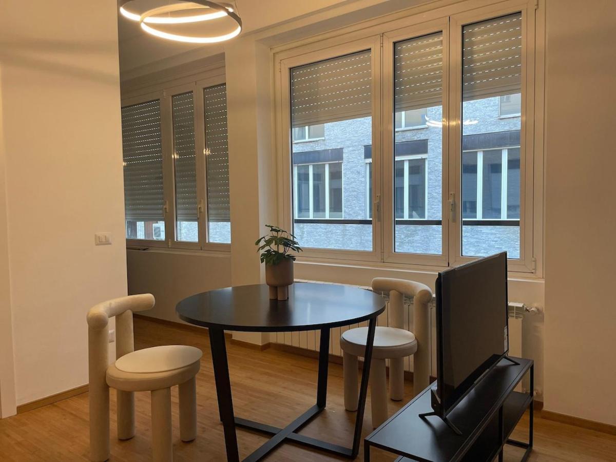 Eleganza Milanese Near Duomo & Metro Apartment