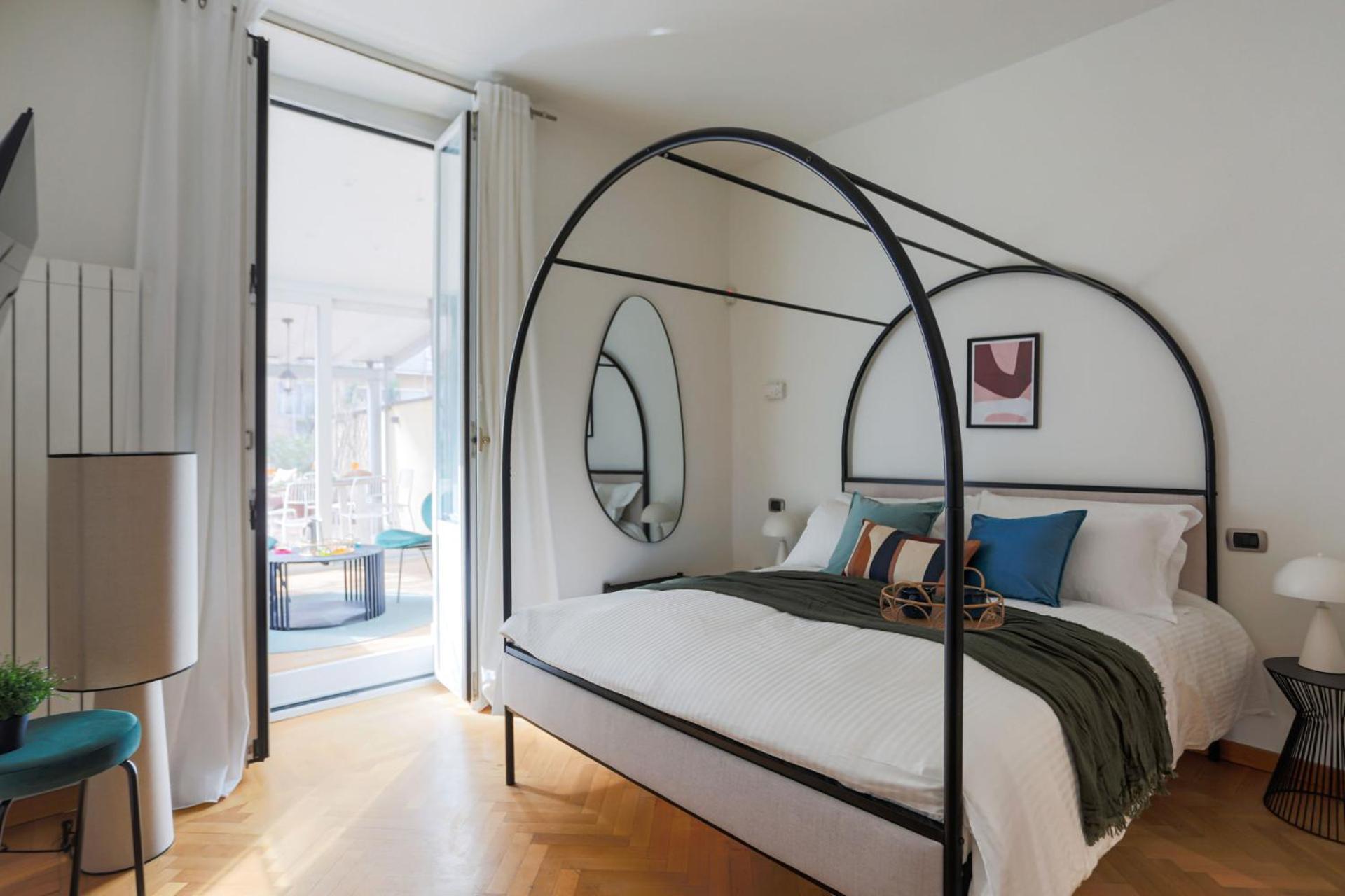 The Rent - Spacious Three-bedroom In The Heart Of Apartment Milan