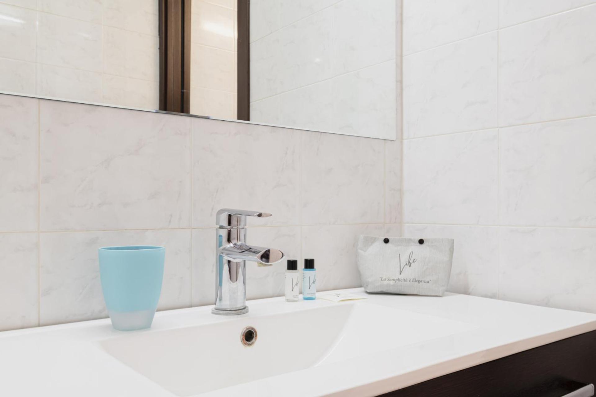 Easylife - Elegante In Solari Milan