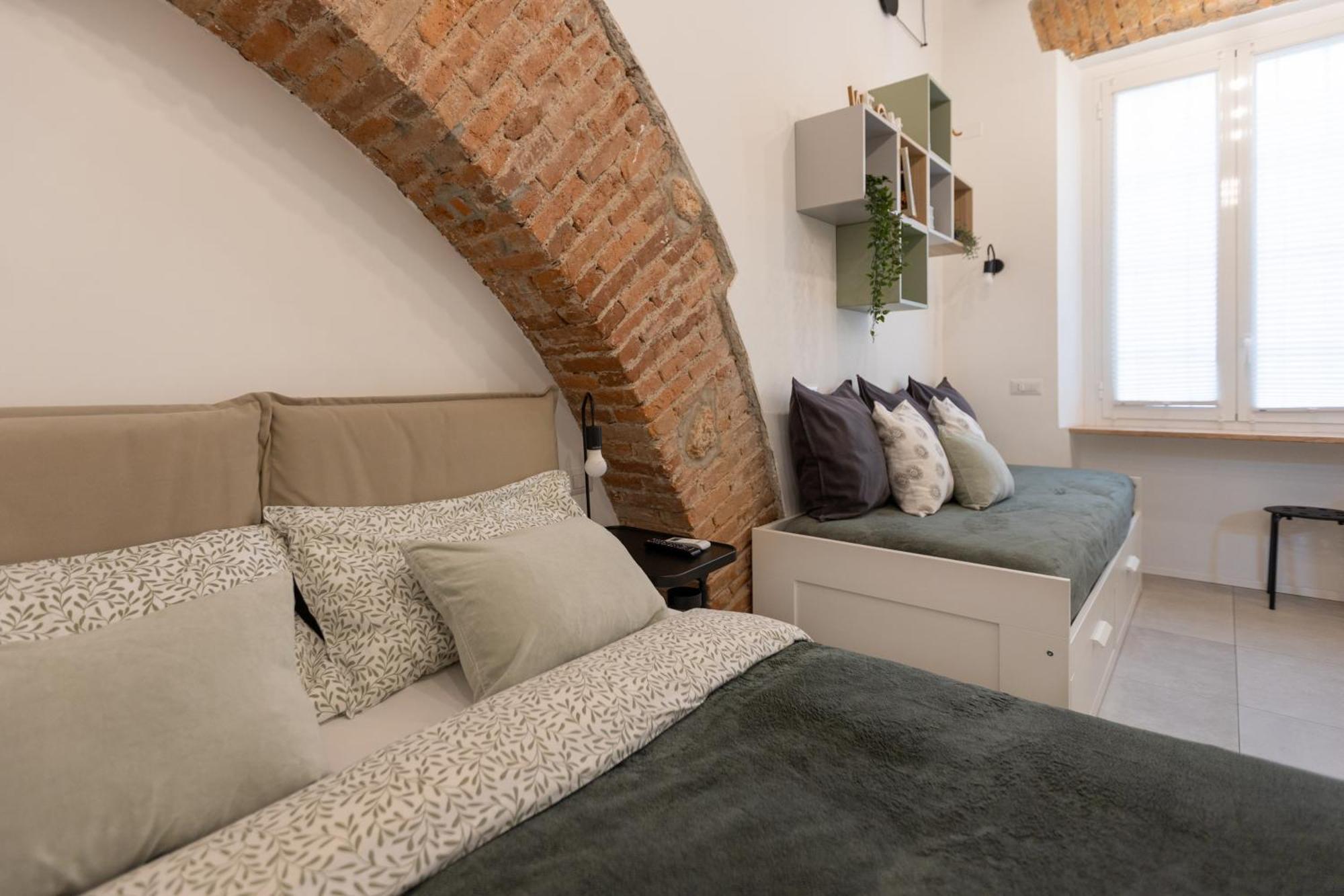 Bricks & Beams In The Key Area Of Apartment