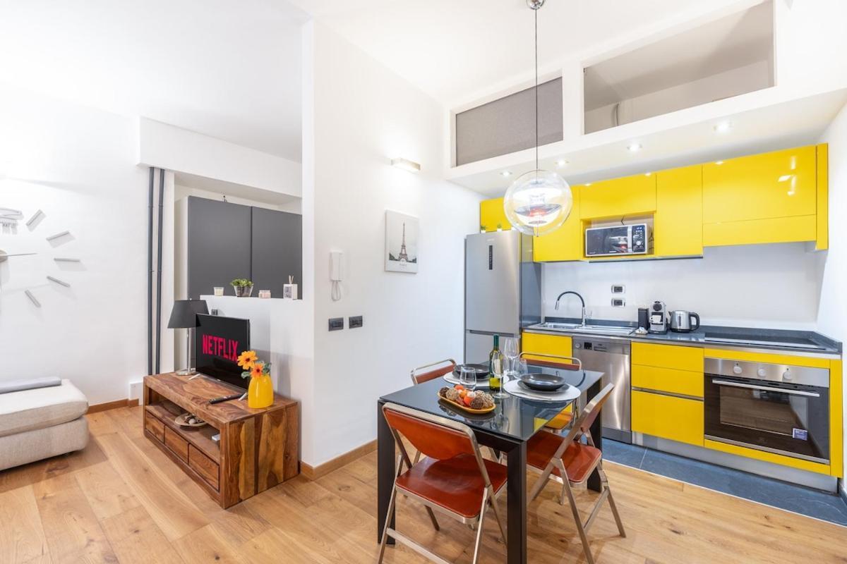 Design I Steps From Fair & Metro Apartment