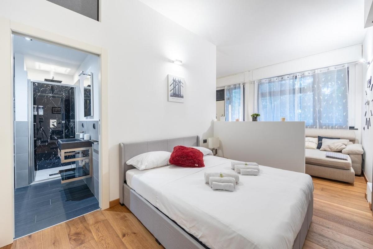 Design I Steps From Fair & Metro Apartment *