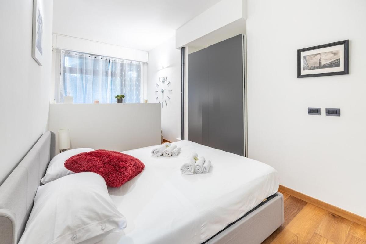 Design I Steps From Fair & Metro Apartment *