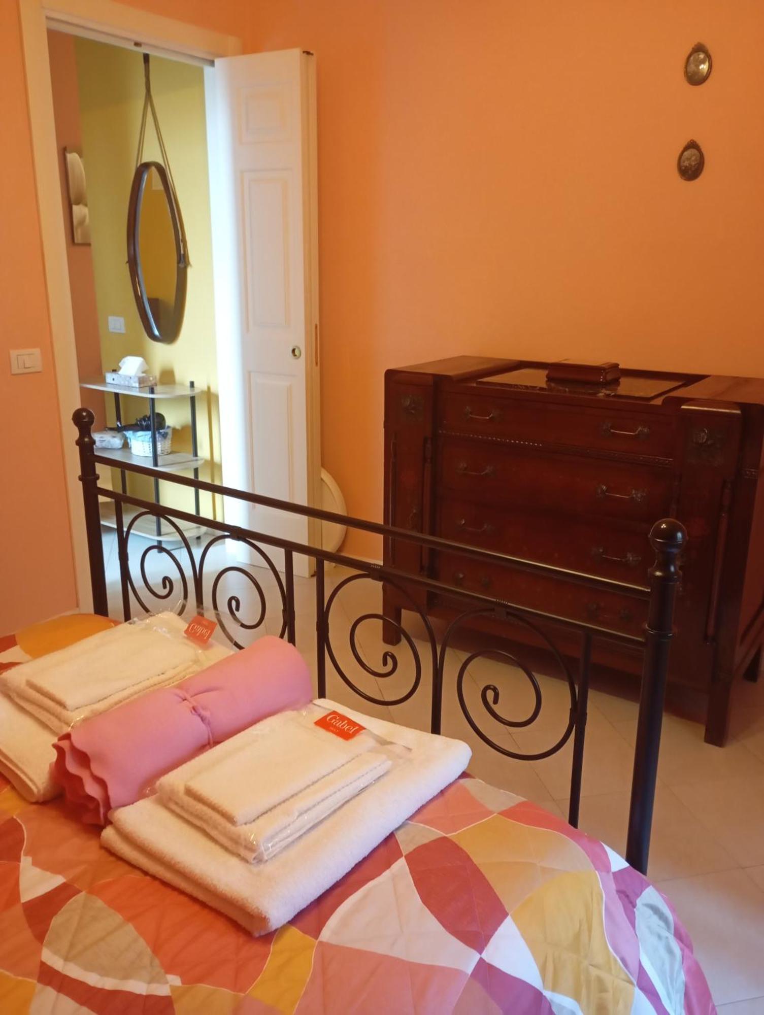 Apartment Flores Home, Vintage Charm Near Center & Navigli Milan