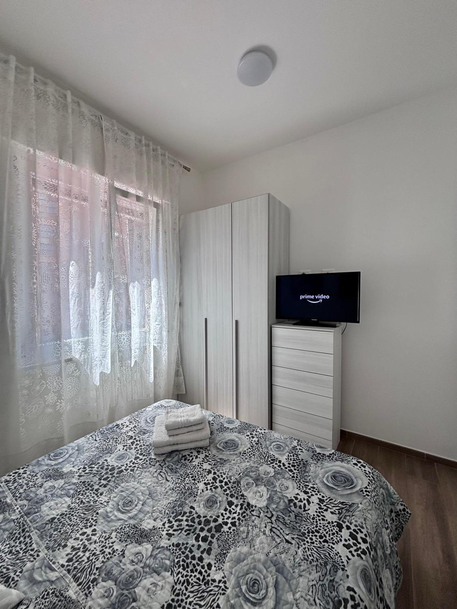 Bilocale In Bande Nere-metro Rossa Duomo Apartment