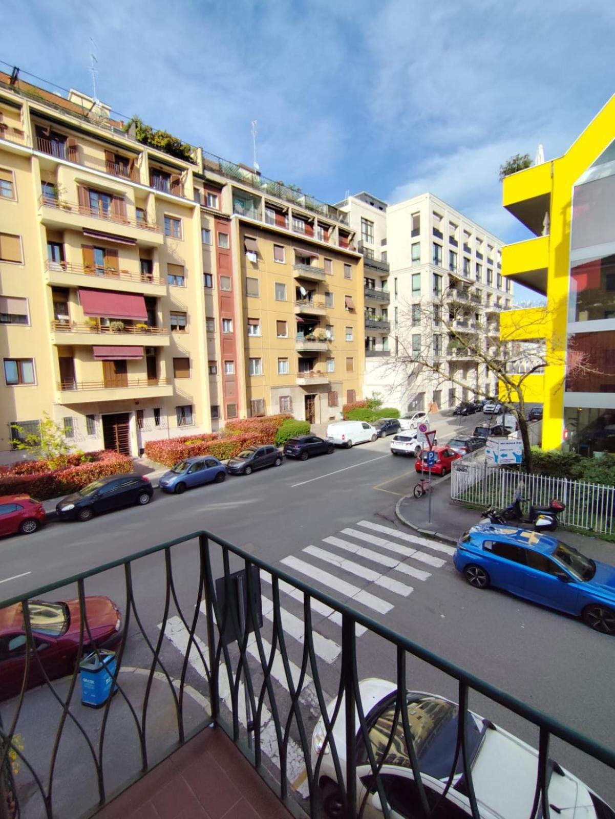 Appartamento Costanza In Giallo Milano