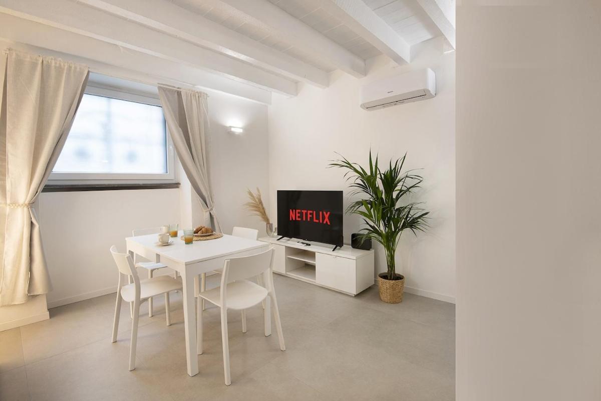 Apartment 2 Bedrooms De Angeli - 20 Minuti Dal Salone Del Mobile *