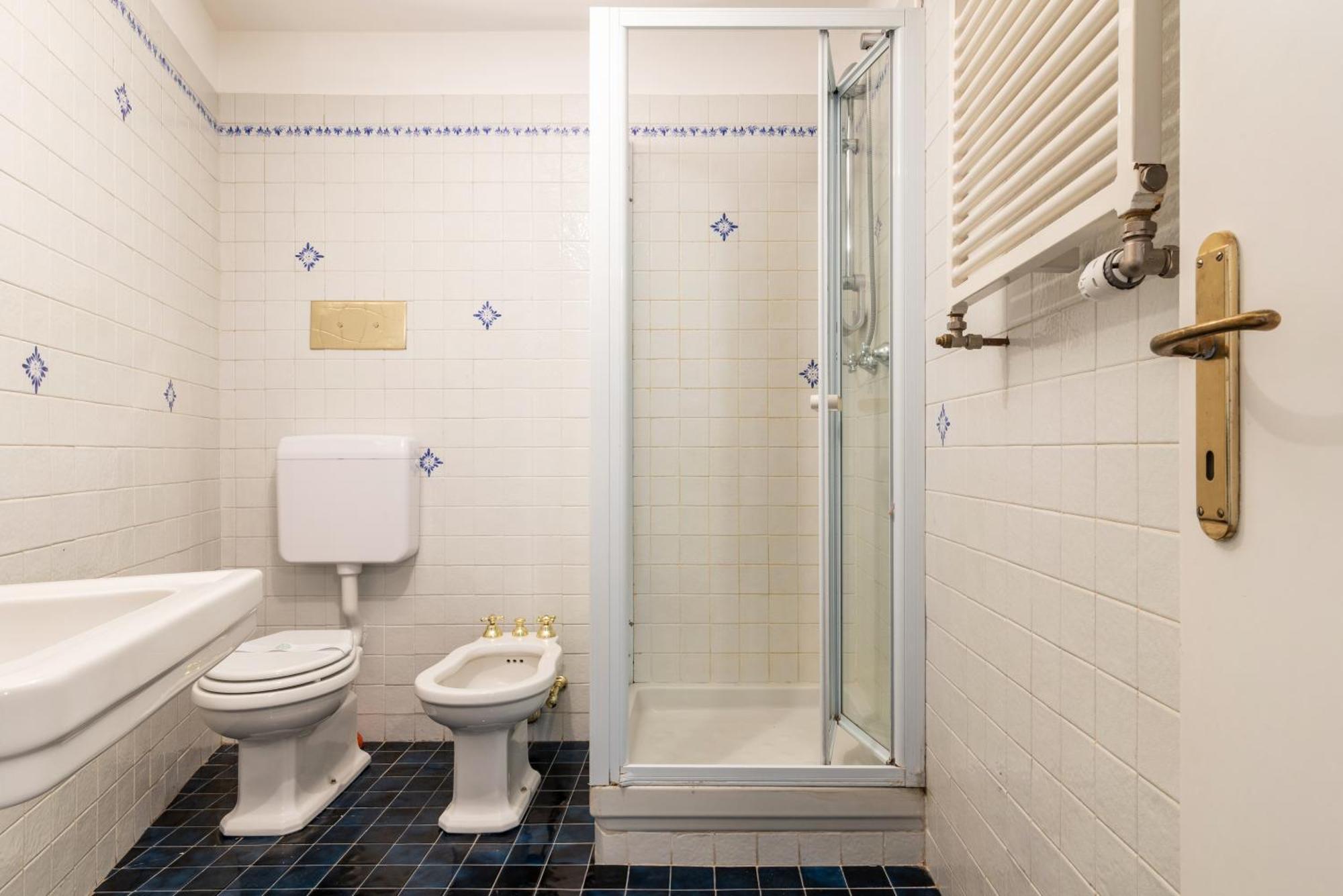 Spacious And Bright Three-room Just Few Steps From The Duomo Apartment *