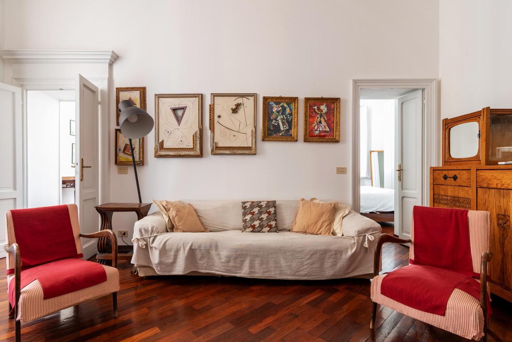 Spacious And Bright Three-room Just Few Steps From The Duomo Apartment Milan