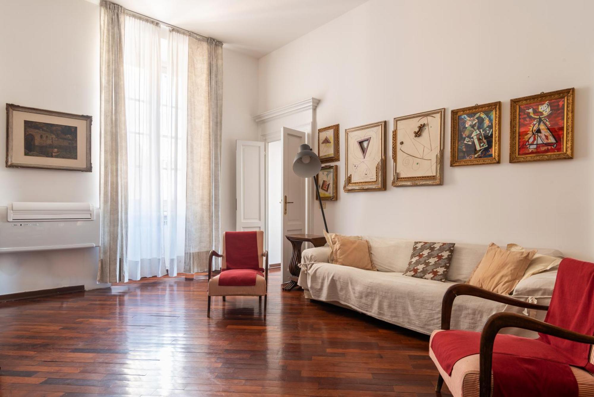 Spacious And Bright Three-room Just Few Steps From The Duomo Milan