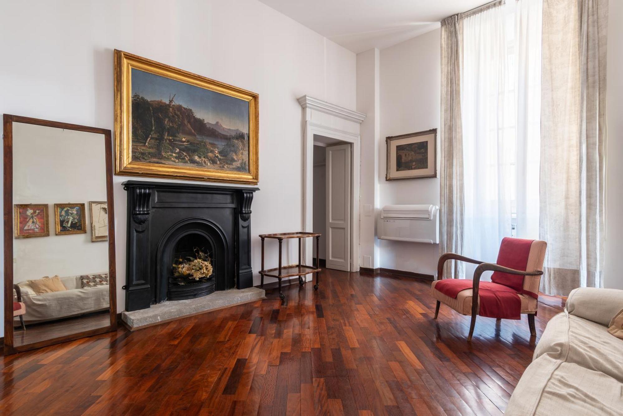 Spacious And Bright Three-room Just Few Steps From The Duomo Apartment *