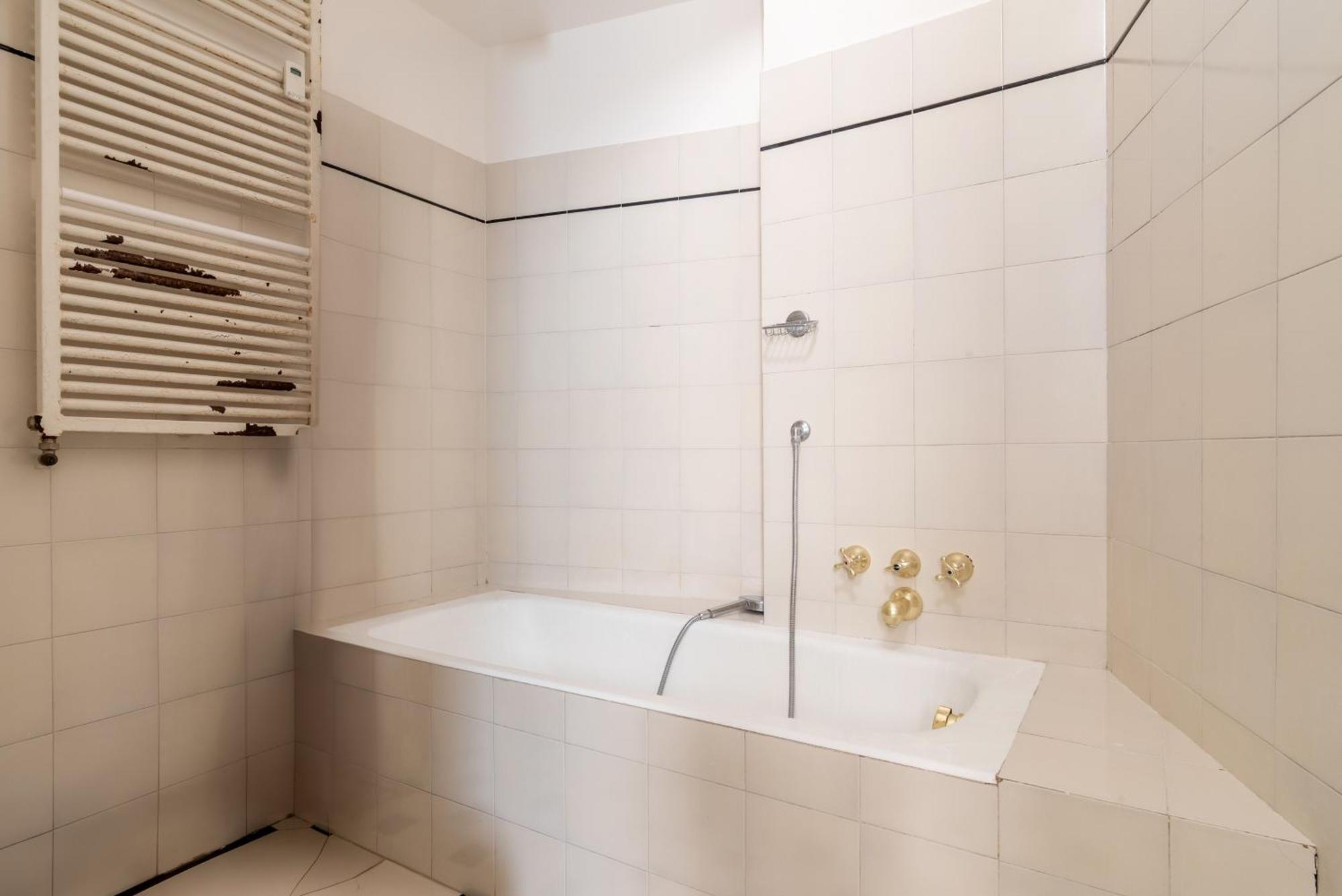Spacious And Bright Three-room Just Few Steps From The Duomo Apartment Milan