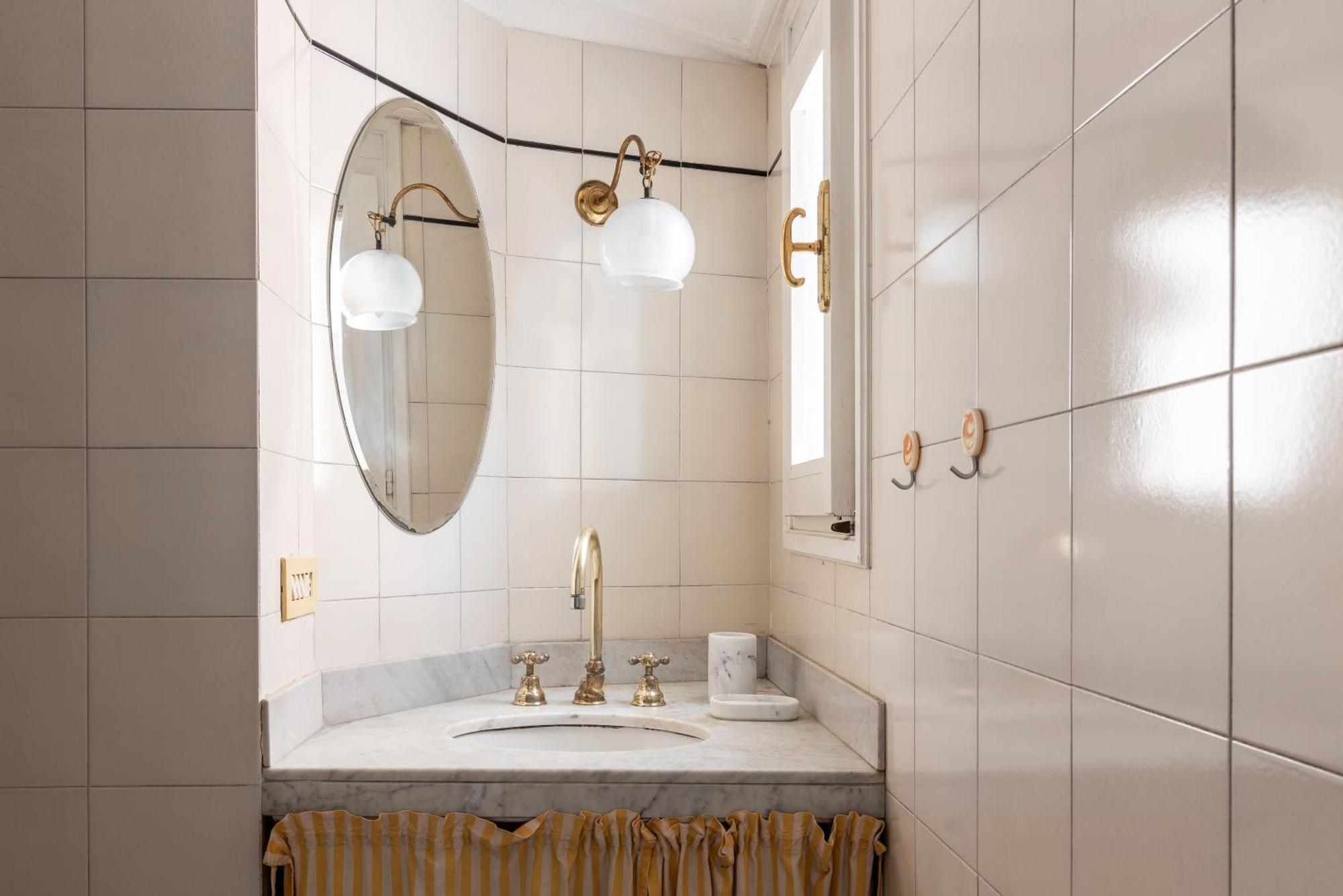 Spacious And Bright Three-room Just Few Steps From The Duomo Apartment
