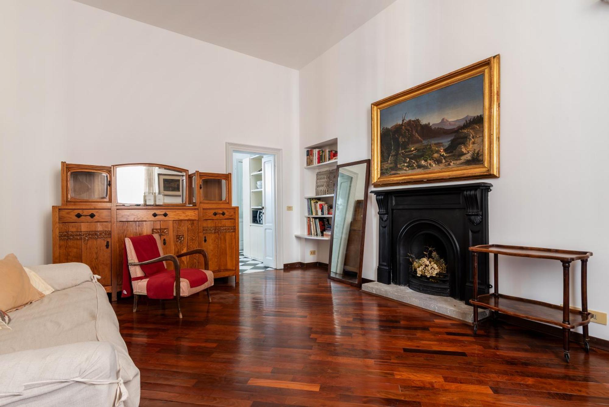 Spacious And Bright Three-room Just Few Steps From The Duomo Milan
