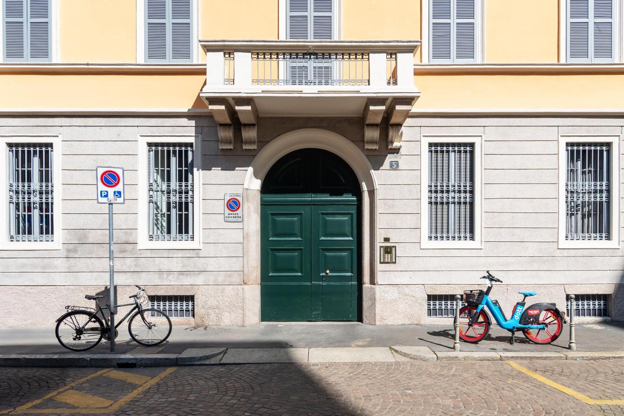Spacious And Bright Three-room Just Few Steps From The Duomo Apartment *