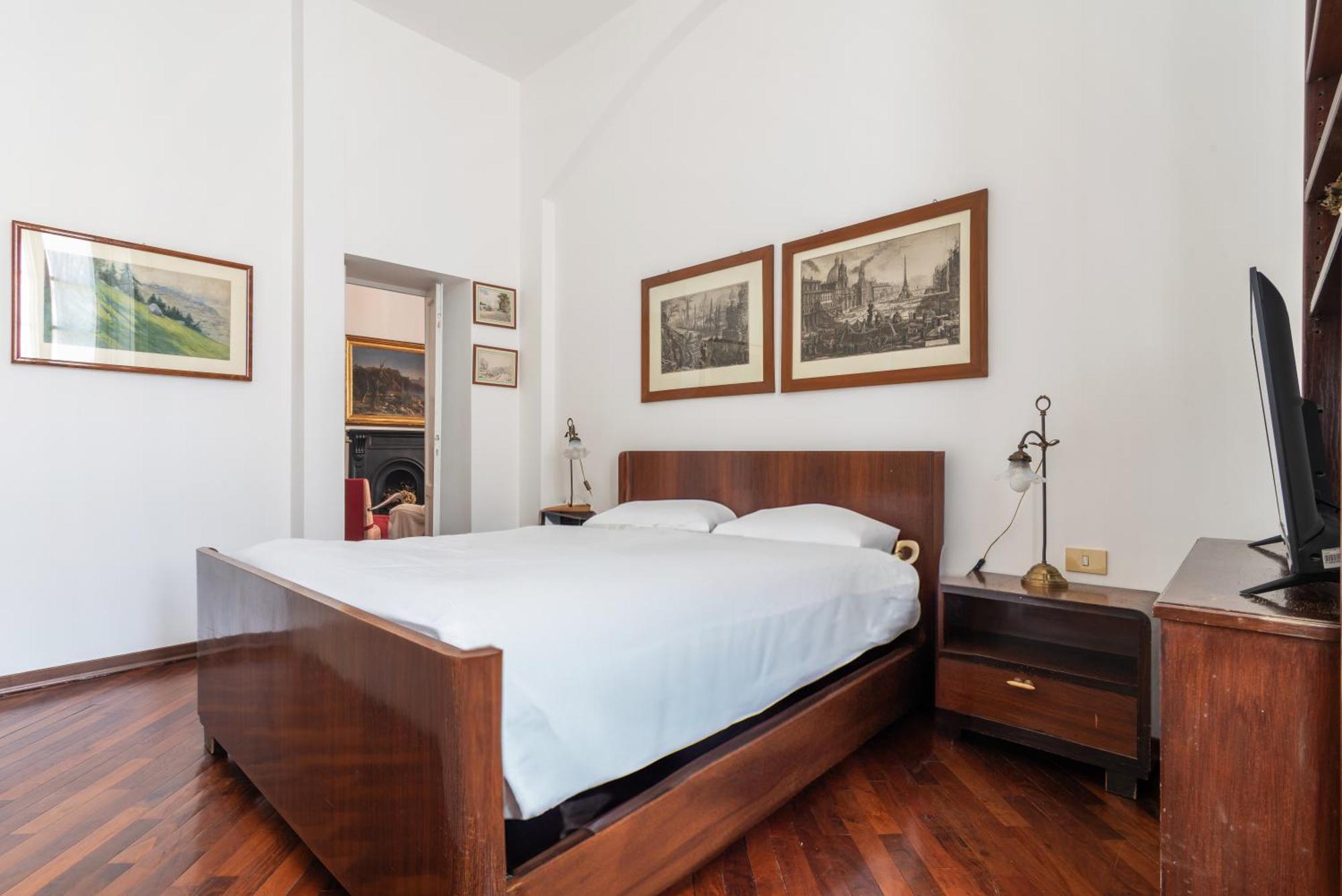 Spacious And Bright Three-room Just Few Steps From The Duomo Apartment Milan