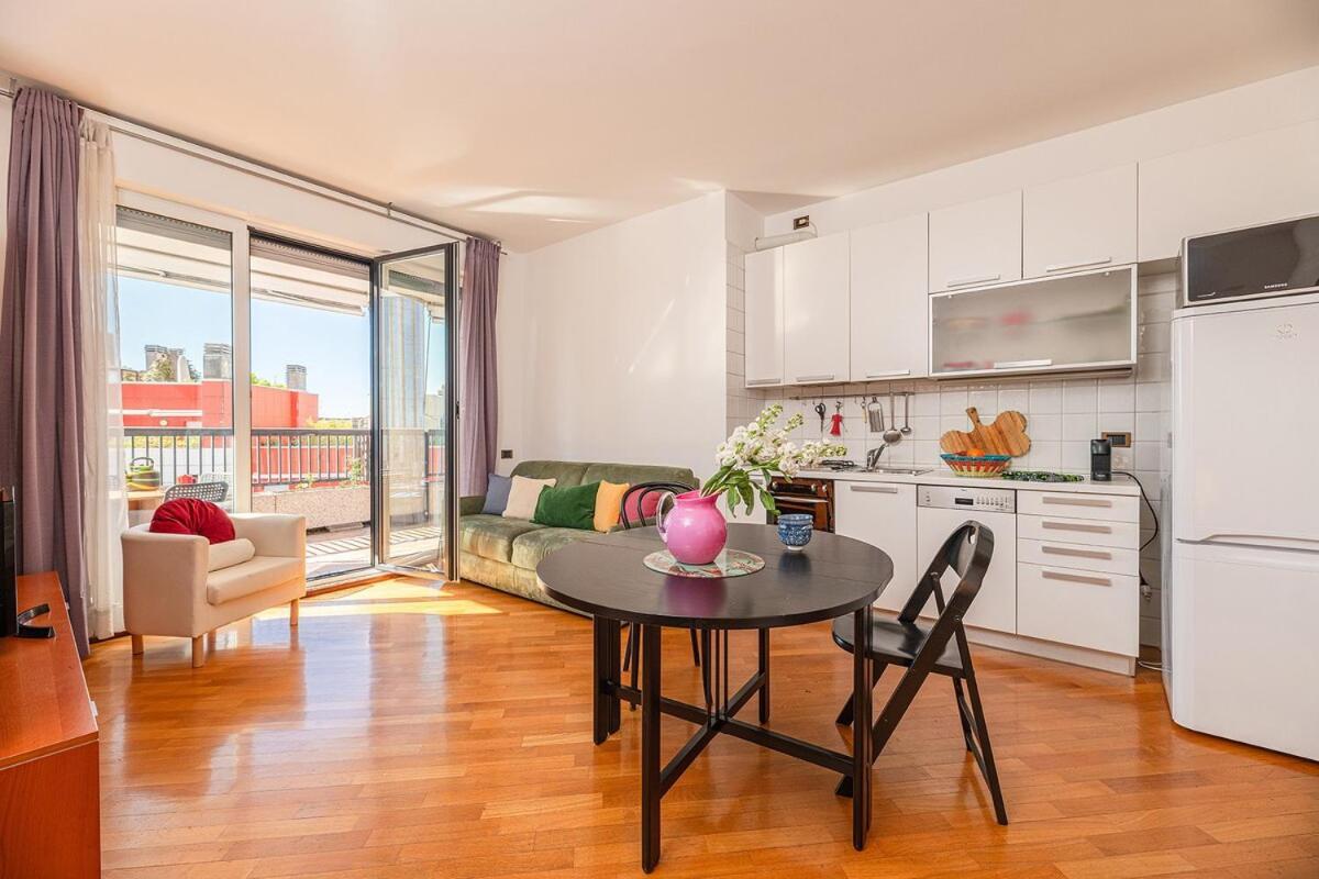 Apartment The Rainbow House With Terrace! Milan